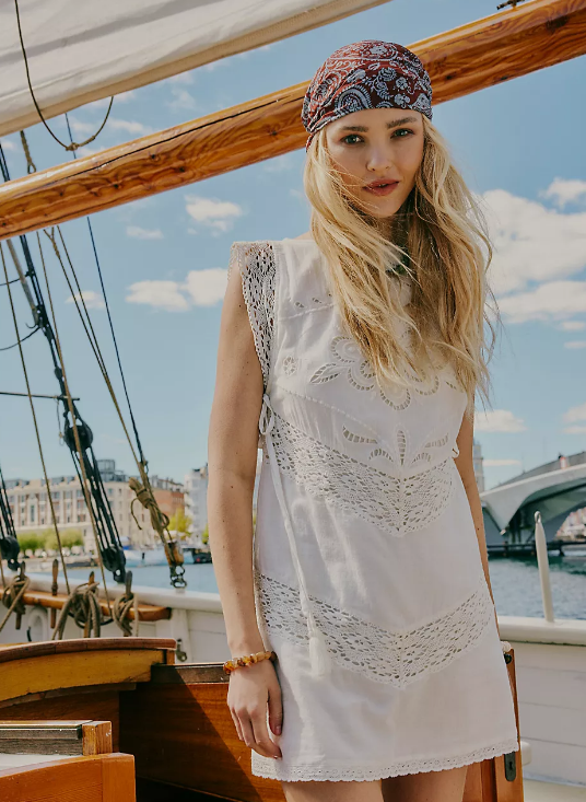 Every Cool Girl is Wearing Lace Dresses for Festivals – This is What They Are Buying